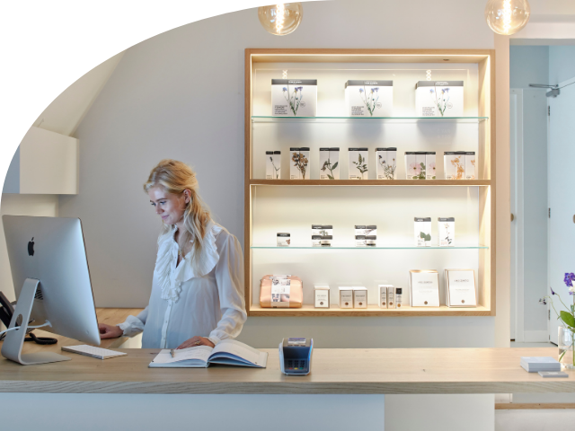 Onze receptioniste die bij de five city spa balie werkt